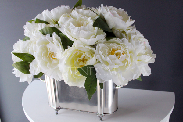 Peonies kompozycja kwiatowa w cynowanym ekskluzywnym naczyniu z herbem, wys. 43cm, dł. 60cm