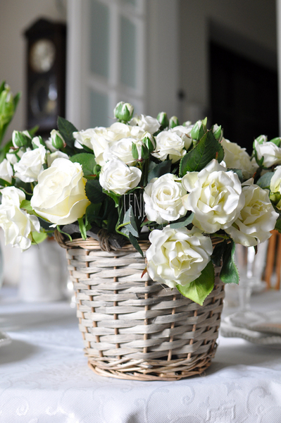 bogaty kosz z białymi różami Romance 32x30x32cm