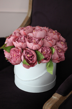 Rullena, elegancki bukiet / flowerbox / kompozycja z peonii, wys.30cm