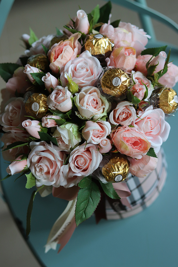 Chocolates, Roses in Love 2, flowerbox z pralinami, wys.29cm