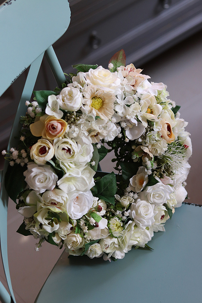 Biała Lekkość, kwiatowy wianek na drzwi, śr.32cm