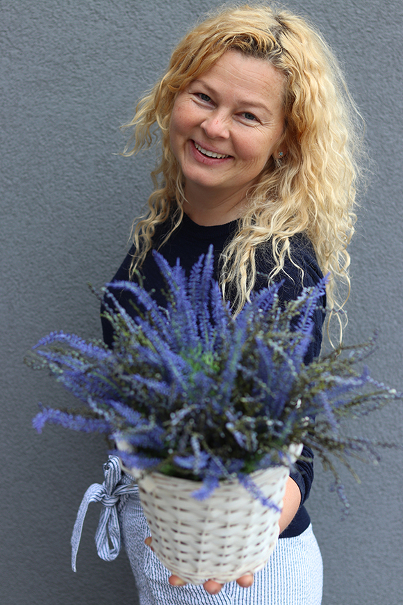 Urocze Wrzosowisko, kompozycja z wrzośców w wiklinowym koszu, wym.40x36cm  