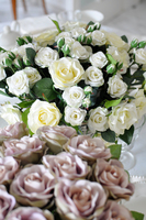 bogaty kosz z białymi różami Romance 32x30x32cm