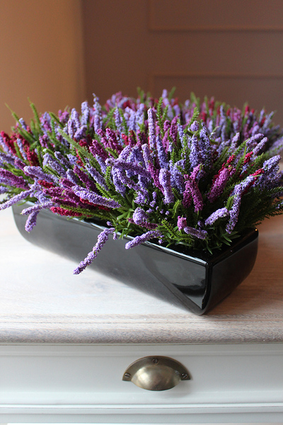 Wrzosy Duo, kompozycja kwiatowa w czarnej donicy 1szt., wys.44x17cm 