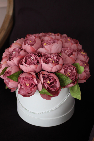 Rullena, elegancki bukiet / flowerbox / kompozycja z peonii, wys.30cm