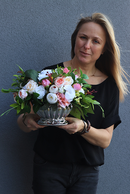 Srebrna Dama 2 kompozycja kwiatowa w stylowym naczyniu / bukiet, wys.24cm