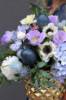 błękitna kompozycja kwiatowa w złotej donicy, Rystera, wym.40x38x32cm