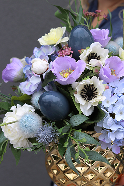 błękitna kompozycja kwiatowa w złotej donicy, Rystera, wym.40x38x32cm