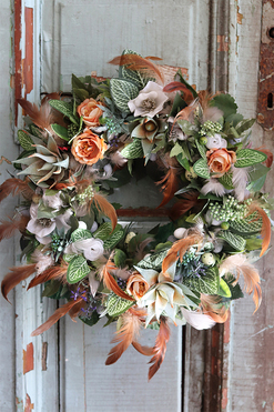 Sukulento, wielkanocny wianek z rudymi piórami, śr.38cm