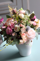 Carmen Canoe Glamour, kompozycja kwiatowa w stylowej donicy, wys.35cm