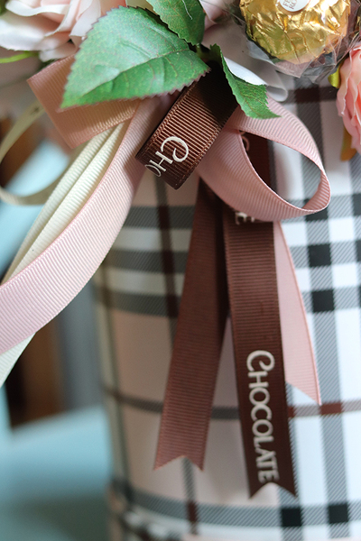 Chocolates, Roses in Love 2, flowerbox z pralinami, wys.29cm