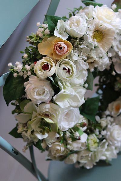 Biała Lekkość, kwiatowy wianek na drzwi, śr.32cm