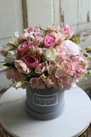 Velveto Refani, welurowy flowerbox z różowymi kwiatami, wys.34cm