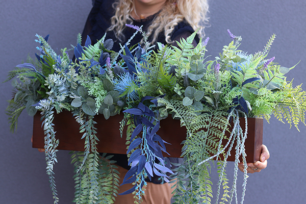 Baccara Premium Blue, zielona kompozycja w wąskiej donicy Klienta, wym.36x87cm