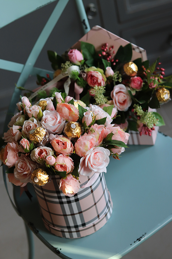 Chocolates, Roses in Love 2, flowerbox z pralinami, wys.29cm