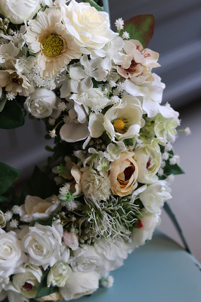 Biała Lekkość, kwiatowy wianek na drzwi, śr.32cm