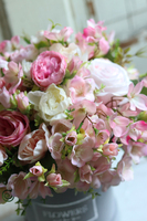 Velveto Refani, welurowy flowerbox z różowymi kwiatami, wys.34cm