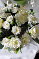 bogaty kosz z białymi różami Romance 32x30x32cm