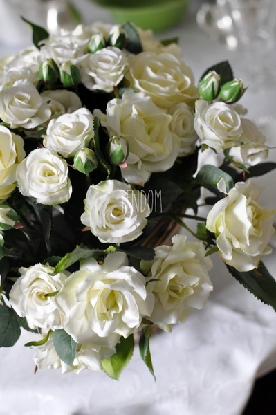 bogaty kosz z białymi różami Romance 32x30x32cm