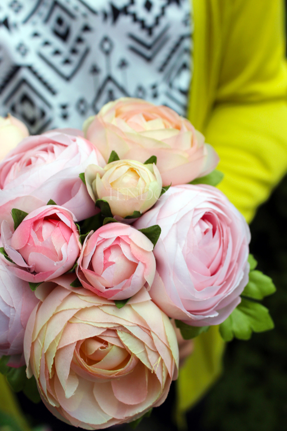 bukiet jasnoróżowych i kremowych jaskrów wys.24cm