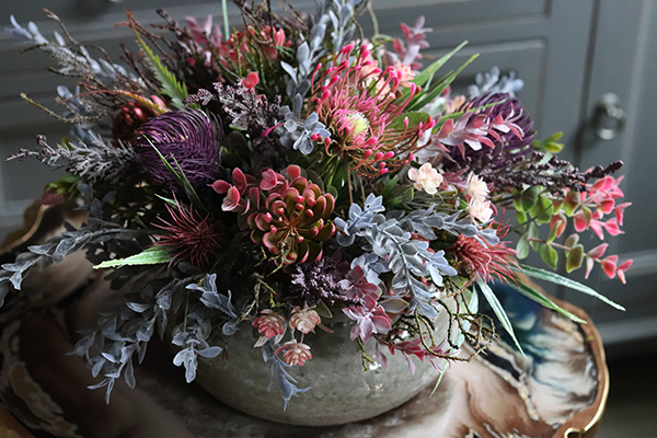 kompozycja kwiatowa w ceramicznym naczyniu, Verona Medina, wys.25cm