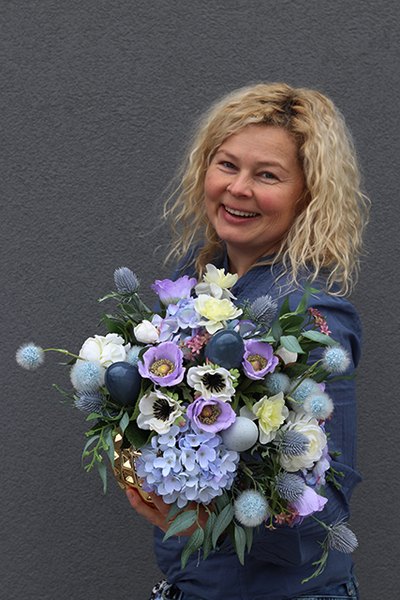 błękitna kompozycja kwiatowa w złotej donicy, Rystera, wym.40x38x32cm