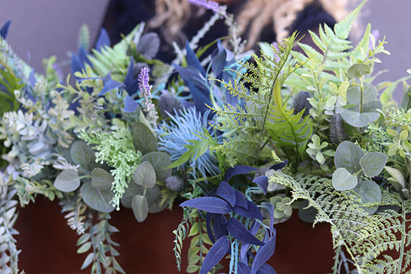 Baccara Premium Blue, zielona kompozycja w wąskiej donicy Klienta, wym.36x87cm 