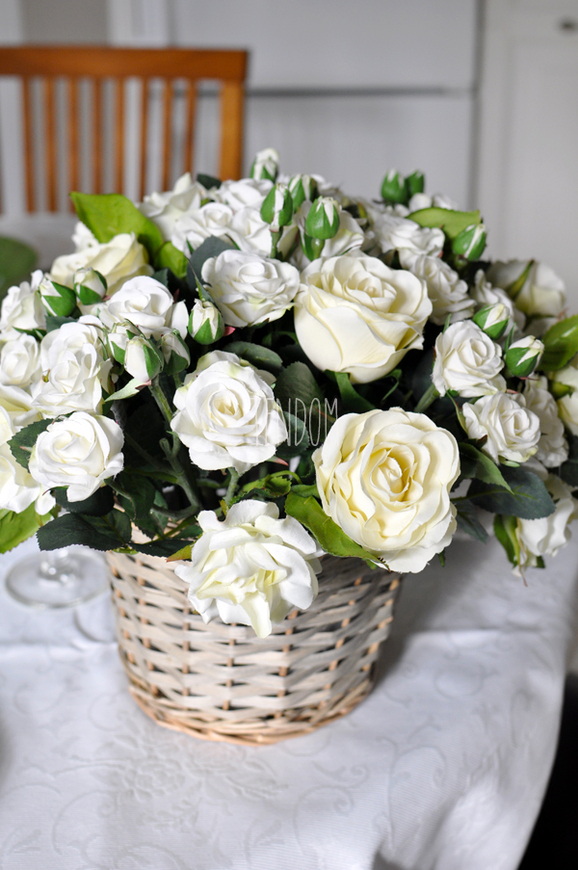 bogaty kosz z białymi różami Romance 32x30x32cm