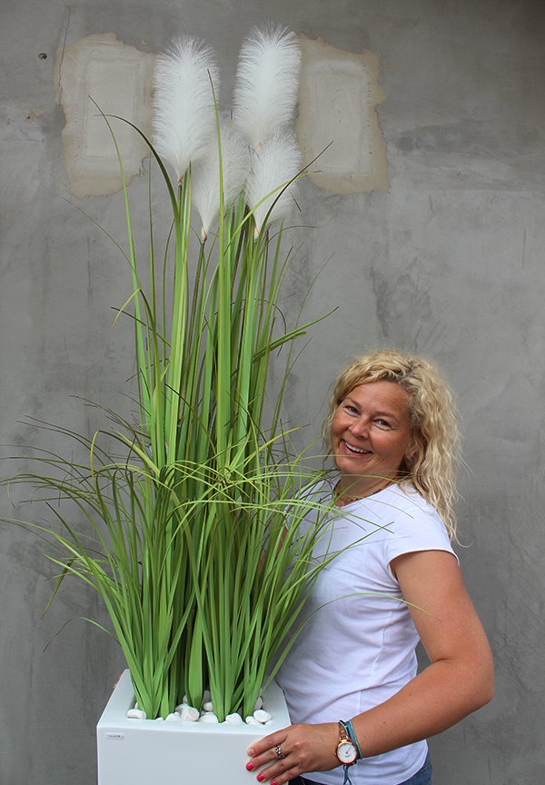 Delano, kompozycja w białej donicy z trawami, wym.196cm