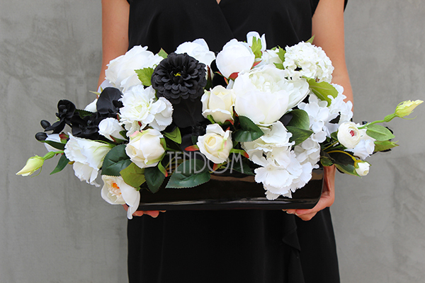 piękna kompozycja kwiatowa Black&White wys.26cm