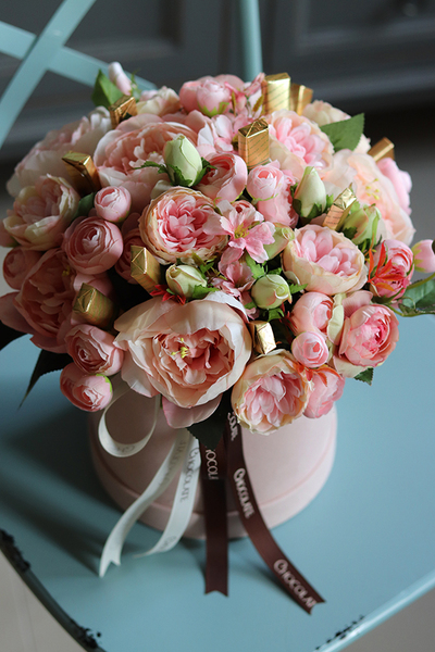 Chocolate Memory, welurowy flowerbox z pralinami, wys.33cm