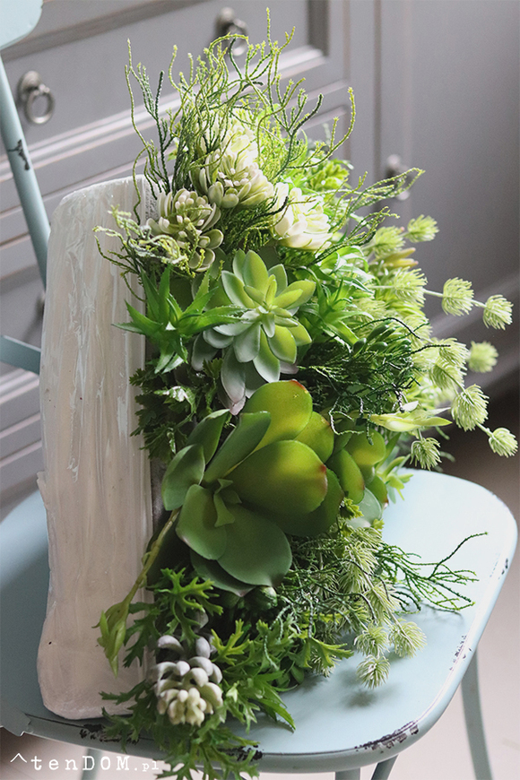 Triangle, kompozycja sukulenty w kształcie trójkąta, wym.26x35x50cm