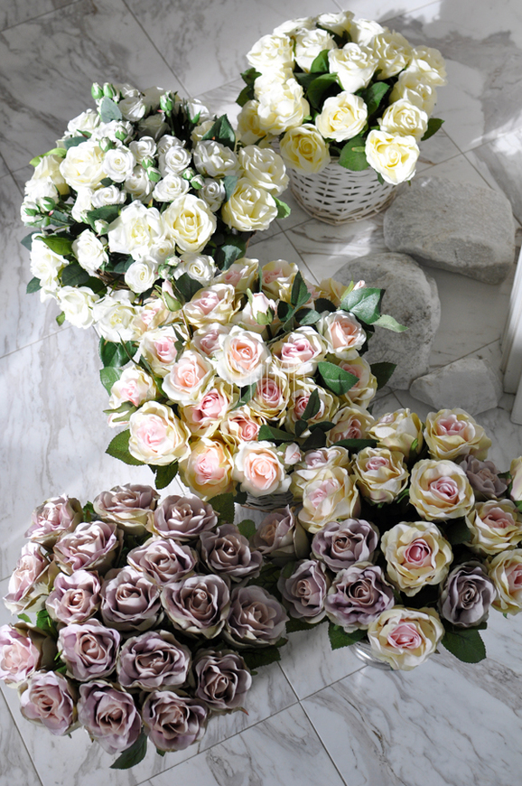 bogaty kosz z białymi różami Romance 32x30x32cm