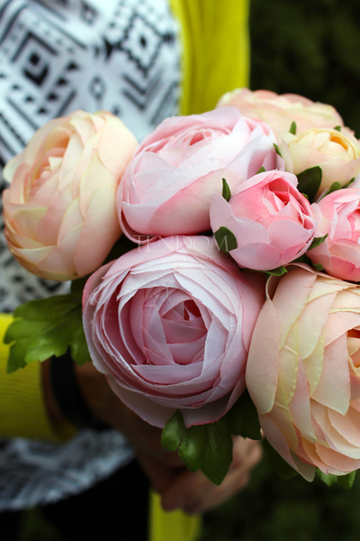 bukiet jasnoróżowych i kremowych jaskrów wys.24cm