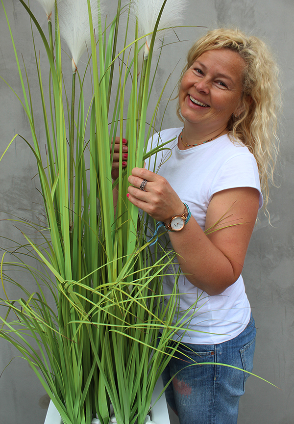 Delano, kompozycja w białej donicy z trawami, wym.196cm