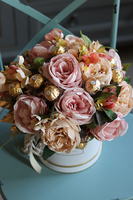 Chocolates Romantico, flowerbox z pralinami, wys.34cm