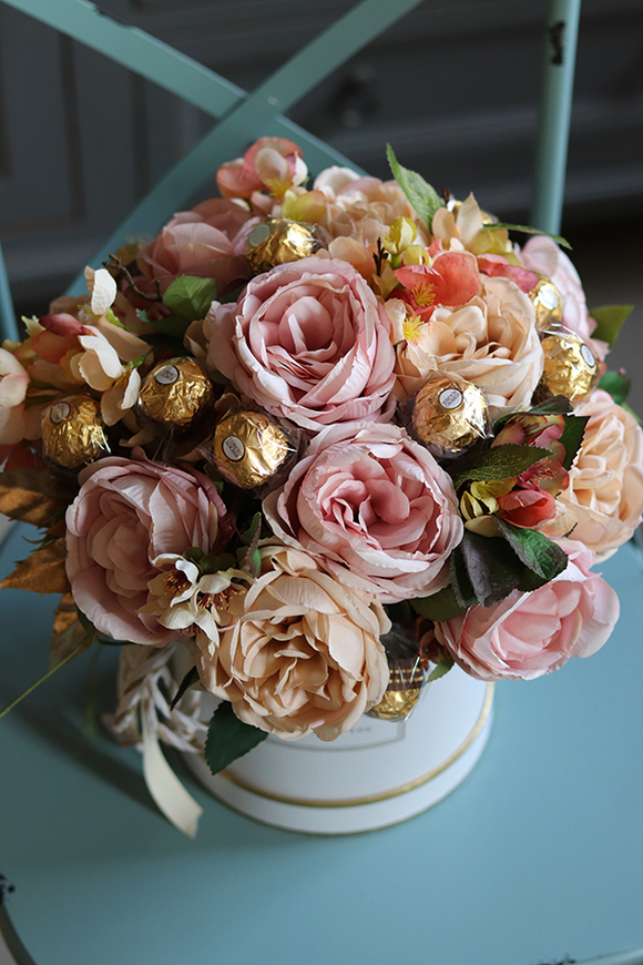 Chocolates Romantico, flowerbox z pralinami, wys.34cm