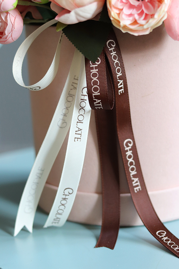 Chocolate Memory, welurowy flowerbox z pralinami, wys.33cm