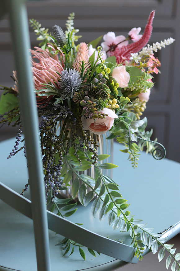 Jasmina Pintello, bukiet kwiatowy w szklanym wazonie, wys.27cm