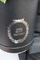 kompozycja kwiatowa / bukiet Flowerbox czarny + róża cappuccino wys.32cm