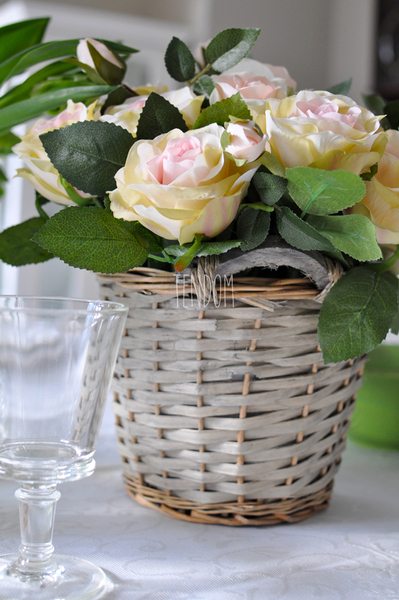 bogaty kosz z bladoróżowymi różami Romance 33x30x30cm