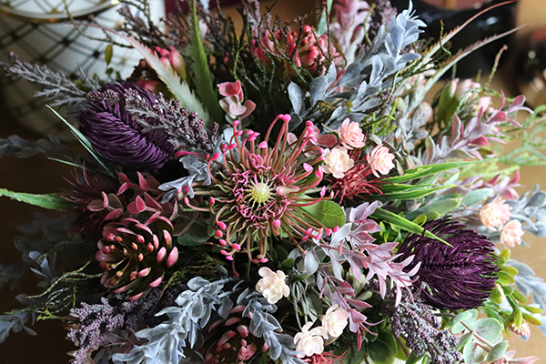 kompozycja kwiatowa w ceramicznym naczyniu, Verona Medina, wys.25cm