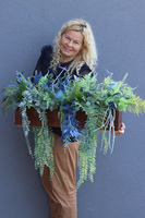 Baccara Premium Blue, zielona kompozycja w wąskiej donicy Klienta, wym.36x87cm