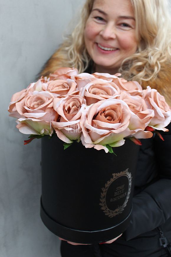 kompozycja kwiatowa / bukiet Flowerbox czarny + róża cappuccino wys.32cm