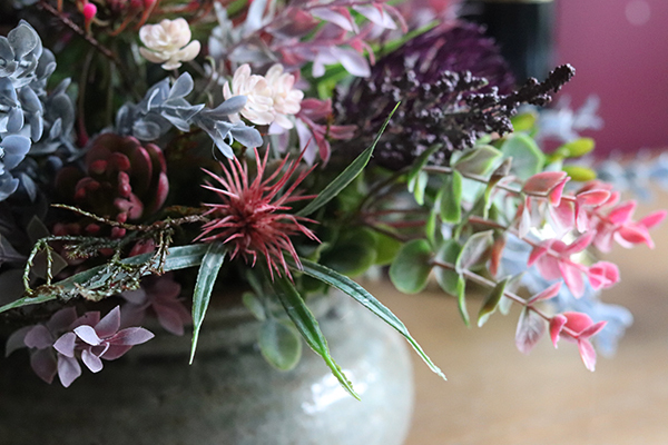 kompozycja kwiatowa w ceramicznym naczyniu, Verona Medina, wys.25cm