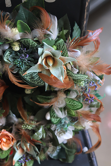 Sukulento, wielkanocny wianek z rudymi piórami, śr.38cm