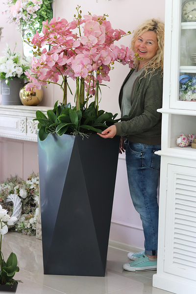 Grande Nevis Pink, sztuczny storczyk w nowoczesnej donicy, wys.165cm