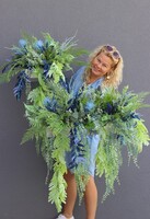 Baccara Premium Blue, zielona kompozycja w wąskiej donicy Klienta, wym.36x87cm