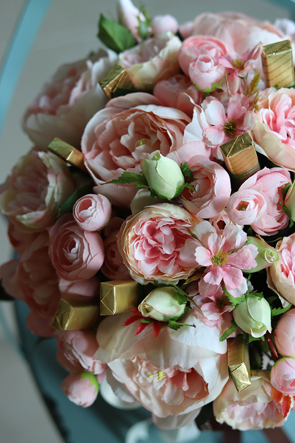 Chocolate Memory, welurowy flowerbox z pralinami, wys.33cm