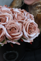 kompozycja kwiatowa / bukiet Flowerbox czarny + róża cappuccino wys.32cm